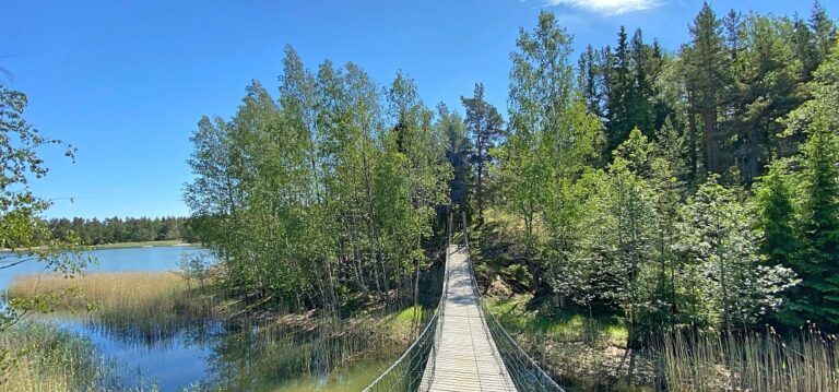 Riippusilta Kopparön luontopolulla Raaseporissa