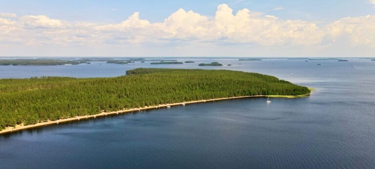 Päihäniemen ranta Taipalsaaressa Itä-Suomessa