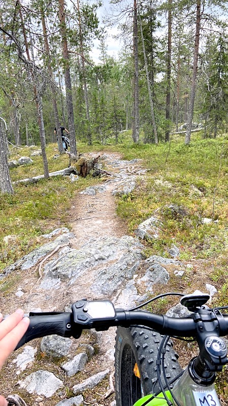 Ukkohallassa sähköfatbike pyörillä