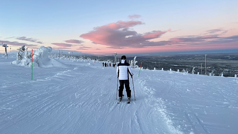 Auringonlaskun aikaan Lindvallenin laskettelukeskuksessa