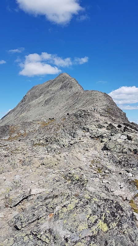 Besseggen kiipeäminen