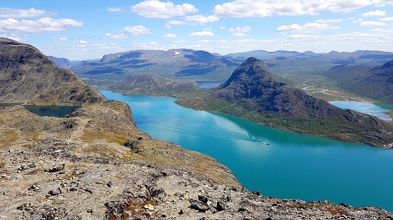 Vene alhaalla vuonossa, maisema Gjende-järvelle