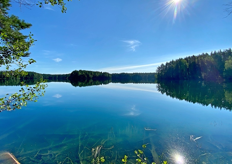 Iso-Valkeen järvi aurinkoisena päivänä