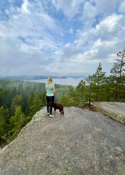 Hiidenvuorella upeissa maisemissa näköalapaikalla.