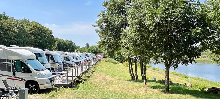 Jokimaisema ja oma terassi - matkaparkki Magdeburg