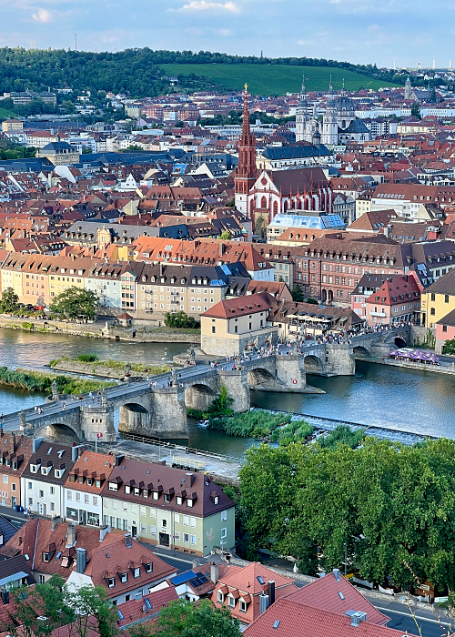 Maisemat illalla vanhalle sillalle Marienbergin linnoitukselta Würzburgissa