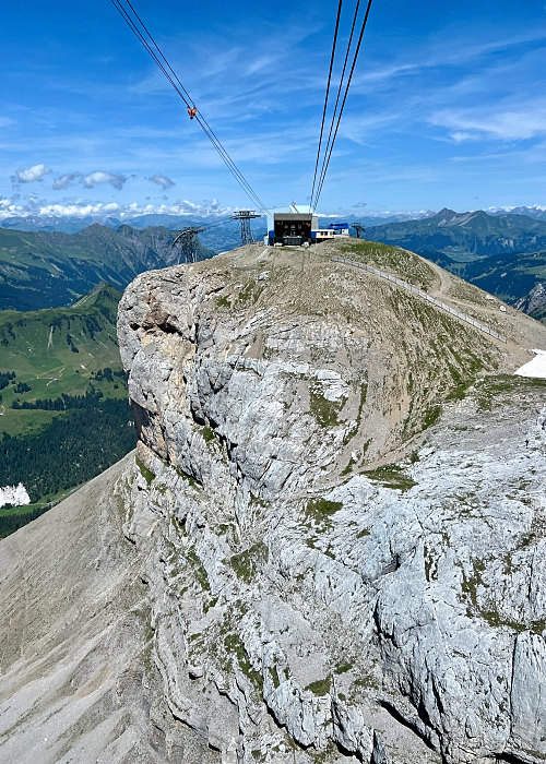 Taustalla näkyy Glacier 3000 hissin välitasanne Sveitsissä.