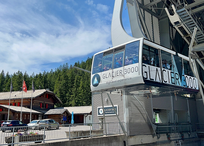 Glacier 3000 hissi lähtötasanteella.