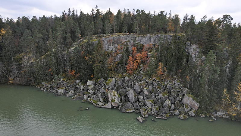 Korkberget Kirkkonummella Humaljärven rannalla.