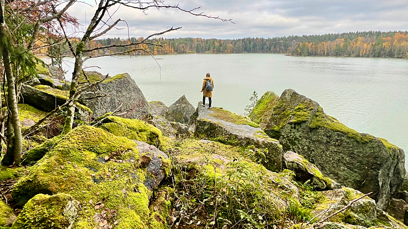 Sammaloituneet kivilohkareet Korkbergetillä Kirkkonummella.