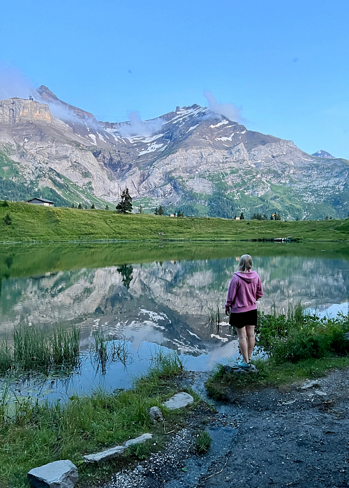 Illalla Lac Retaud järven rannalla Sveitsissä. Takana näkyy Glacier 3000.