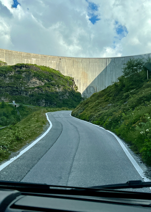 Moiry- järven pato. Tie jatkuu padon ylätasanteelle saakka.