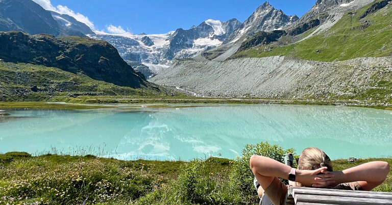 Moiryn jäätikkö ja turkoosi järvi Sveitsissä.