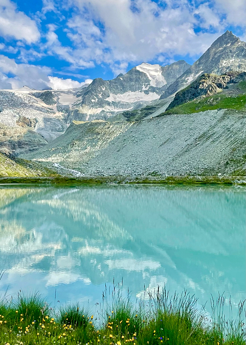 Hohtavan turkoosi vesi Lac de Châteaupré ja Moiryn jäätikkö takana, Sveitsi.