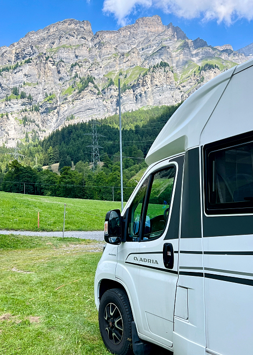 Sportarena camping Leukerbad Sveitsi. Vuorimaisemat.