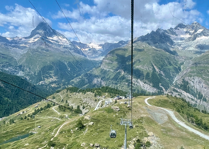 Blauherd asemalle vievä hissi Zermattissa. Matterhorn taustalla.