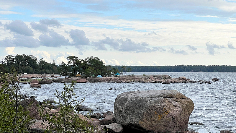 Telttailijoita kallioniemekkeessä merenrannalla Emäsalon Varlaxuddenilla.